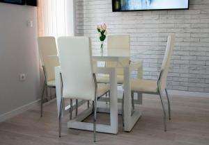 Box Table sa pozadinom