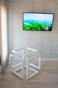 Box Table sa pozadinom